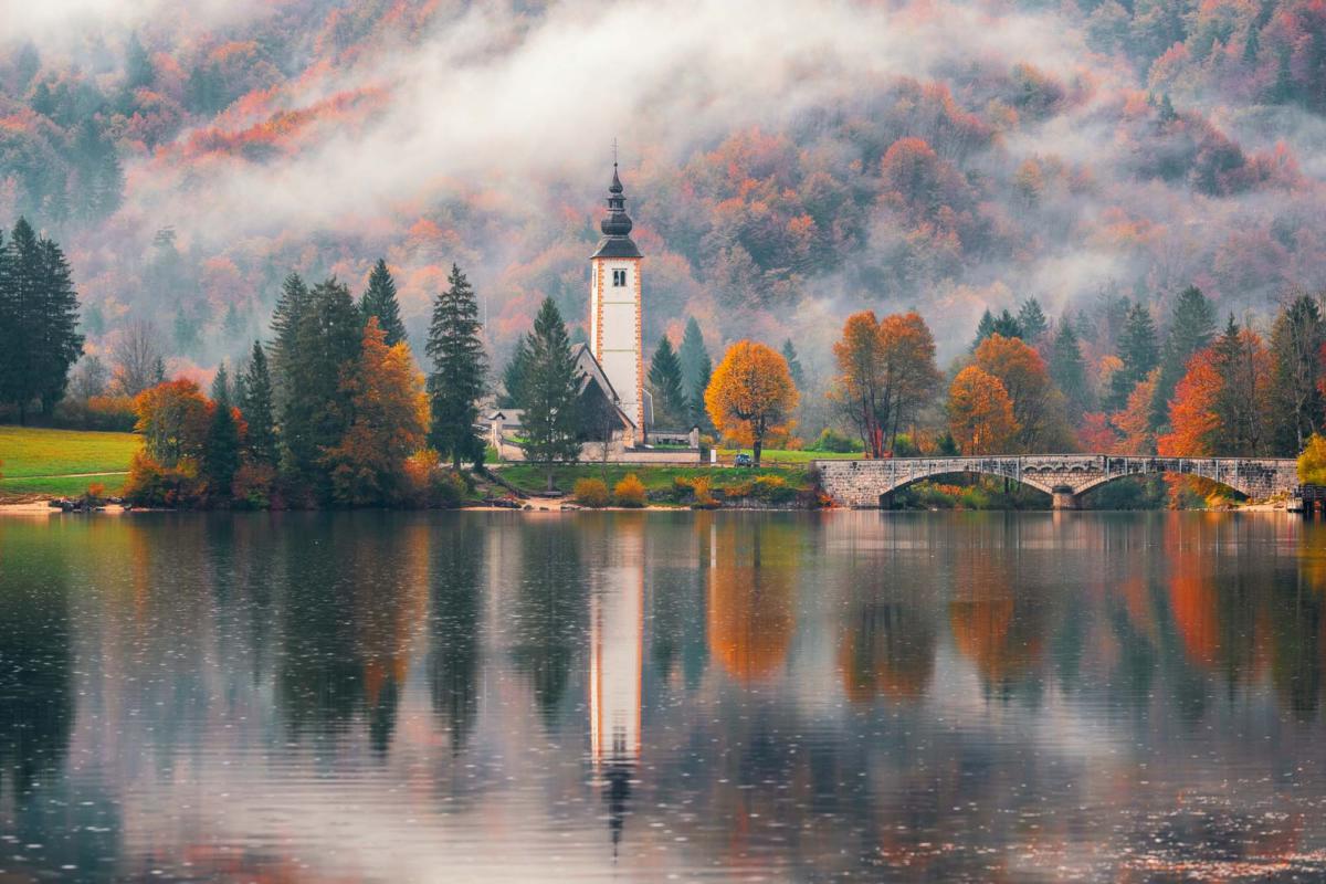 Beautiful,Autumn,Colors,At,Bohinj,Lake,At,Sunrise,In,Triglav